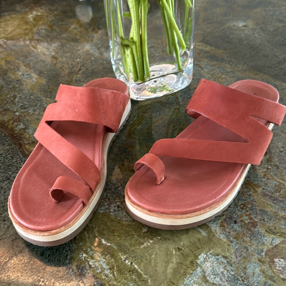 Like new - Merrell Sandals.